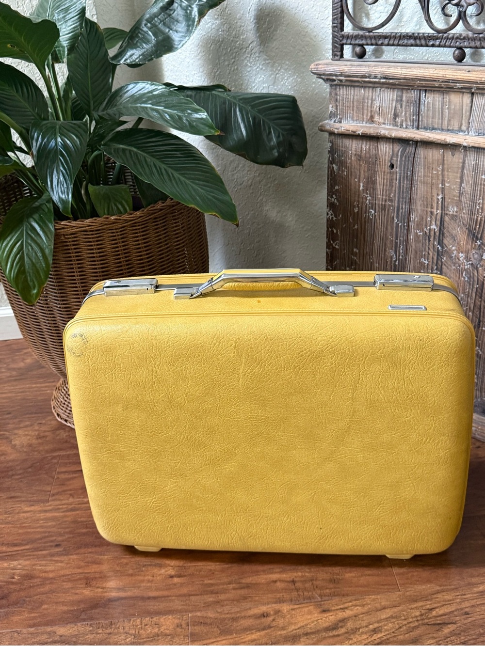 Vintage 1970s American Tourister Escort Hardshell Suitcase Mustard Yellow Nice